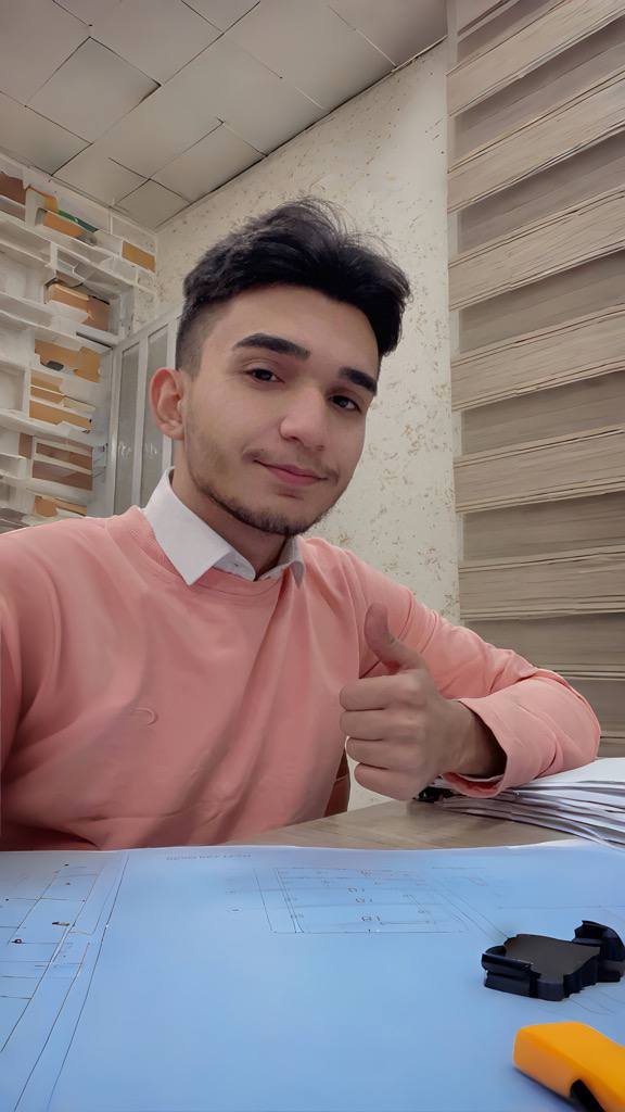 محمد السراي - صورة شخصية مع نظارة شمسية